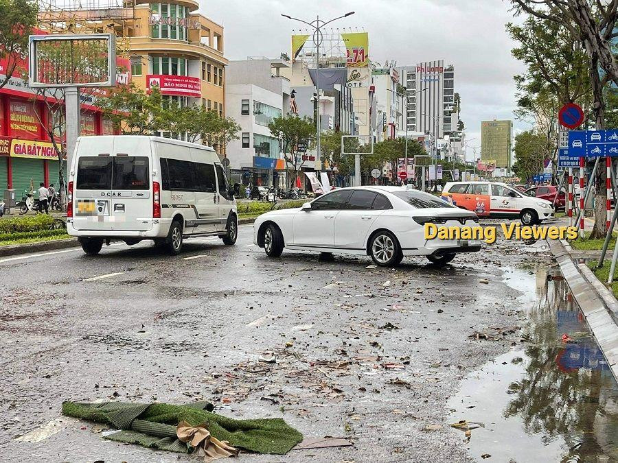 Trận lụt lịch sử khiến không chỉ nhiều xe bị ngập mà còn khiến rất nhiều xe ô tô bị trôi đi xa so với điểm đậu ban đầu. Ảnh: Jwon - Danang Viewers Trận lụt lịch sử khiến không chỉ nhiều xe bị ngập mà còn khiến rất nhiều xe ô tô bị trôi đi xa so với điểm đậu ban đầu. Ảnh: Jwon - Danang Viewers