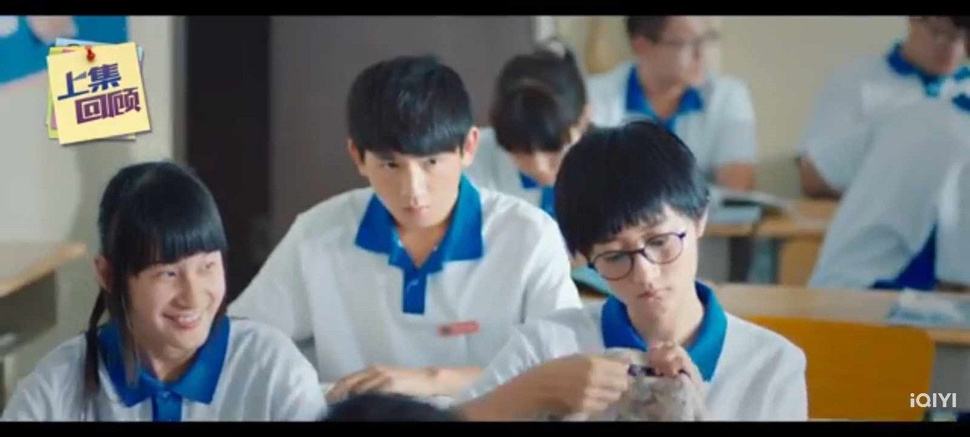 Khuôn mặt đi nhận lớp rất phong cách của chị đẹp Bối Lâm (bạn nữ đeo kính). Khuôn mặt đi nhận lớp rất phong cách của chị đẹp Bối Lâm (bạn nữ đeo kính).