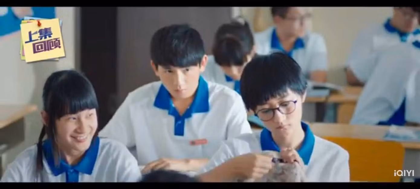 Khuôn mặt đi nhận lớp rất phong cách của chị đẹp Bối Lâm (bạn nữ đeo kính). Khuôn mặt đi nhận lớp rất phong cách của chị đẹp Bối Lâm (bạn nữ đeo kính).