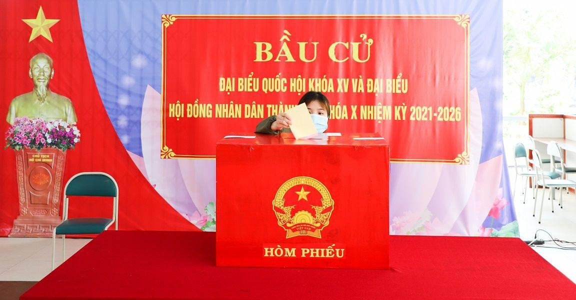 Các cử tri là sinh viên các tỉnh thành hiện đang tạm trú trên địa bàn thành phố và đang theo học tại trường ĐH Sư phạm - ĐH Đà Nẵng. Ảnh: Văn Hoàng