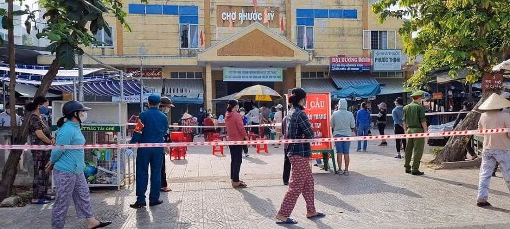 Hơn 400 tiểu thương và người dân đã được lấy mẫu xét nghiệm COVID-19 theo phương án gộp mẫu xét nghiệm. (Ảnh: Hùng Diệp Dân)
