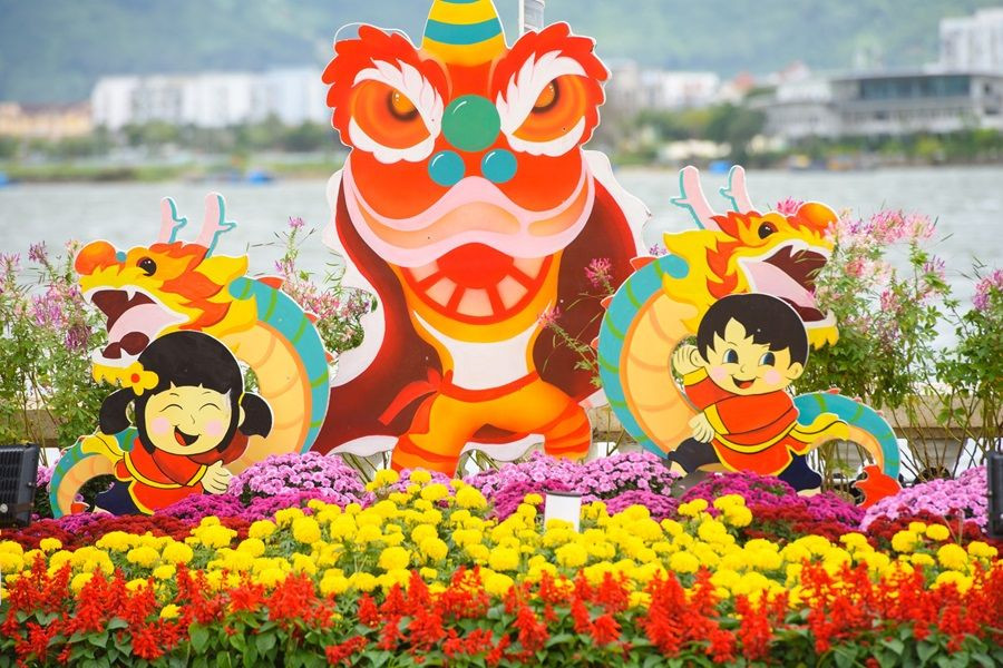 Đường hoa sử dụng toàn bộ hoa tươi để trang trí nên rất rực rỡ. Ảnh: Cổng Thông tin Điện tử thành phố Đà Nẵng Đường hoa sử dụng toàn bộ hoa tươi để trang trí nên rất rực rỡ. Ảnh: Cổng Thông tin Điện tử thành phố Đà Nẵng