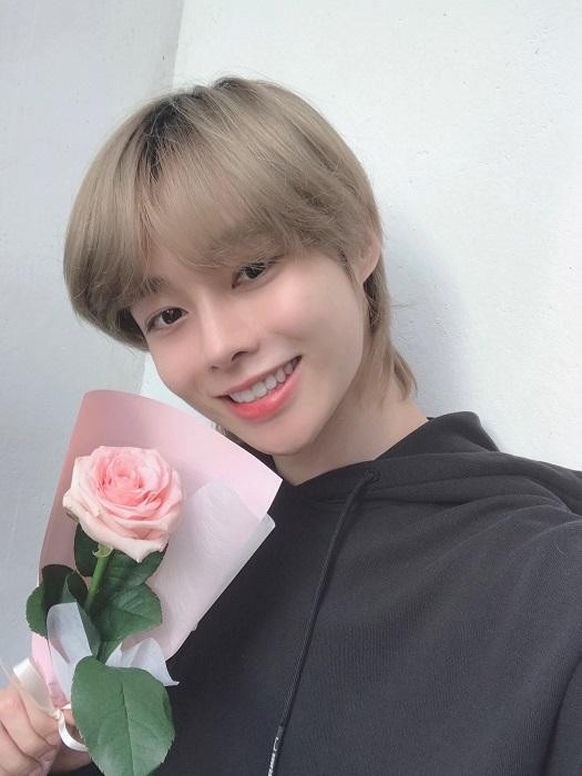 Hanbin hiện là thực tập sinh của Belift Lab - công ty con trực thuộc HYBE. Hanbin hiện là thực tập sinh của Belift Lab - công ty con trực thuộc HYBE.