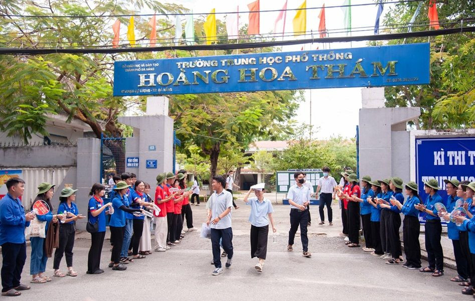 Những tràng pháo tay cổ vũ, hân hoan đón chào các sĩ tử sau khi hoàn thành bài thi. Ảnh: Fanpage Đội tình nguyện Hoa phượng đỏ