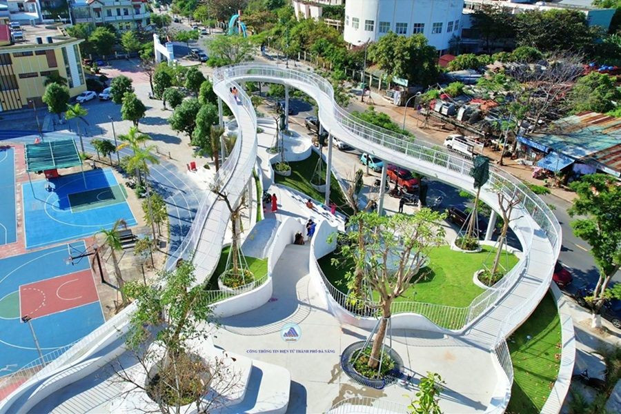 Điểm nhấn của công trình là kết cấu khung bê-tông uốn lượn, kết hợp với thảm thực vật và đường đi bộ trên cao, tạo nên một hình thái kiến trúc độc đáo. Ảnh: Cổng Thông tin Điện tử thành phố Đà Nẵng Điểm nhấn của công trình là kết cấu khung bê-tông uốn lượn, kết hợp với thảm thực vật và đường đi bộ trên cao, tạo nên một hình thái kiến trúc độc đáo. Ảnh: Cổng Thông tin Điện tử thành phố Đà Nẵng