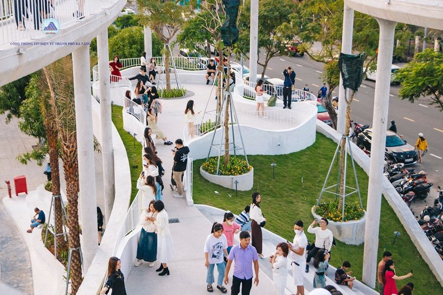 Mọi người háo hức đến Wings Art check-in. Ảnh: Cổng Thông tin Điện tử thành phố Đà Nẵng Mọi người háo hức đến Wings Art check-in. Ảnh: Cổng Thông tin Điện tử thành phố Đà Nẵng