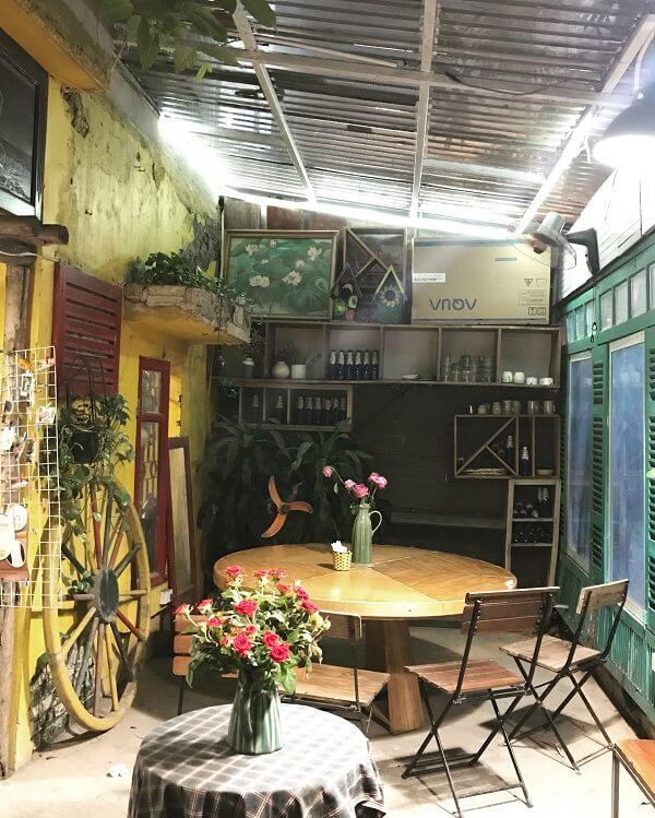 Không gian ngoài cùng của quán hiện lên nổi bật với gam màu vàng ấm cúng. Không gian ngoài cùng của quán hiện lên nổi bật với gam màu vàng ấm cúng.