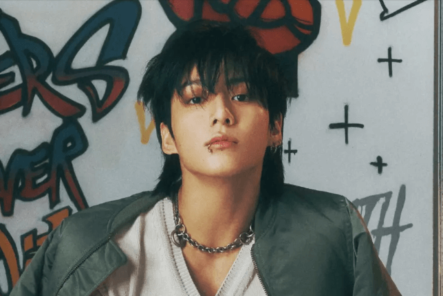 Tại tuần thứ 9, GOLDEN xuất sắc tăng 18 hạng, quay trở lại Top 30, lập kỷ lục Album của nghệ sĩ solo K-Pop có mặt lâu nhất trong lịch sử BXH Billboard 200. Tại tuần thứ 9, GOLDEN xuất sắc tăng 18 hạng, quay trở lại Top 30, lập kỷ lục Album của nghệ sĩ solo K-Pop có mặt lâu nhất trong lịch sử BXH Billboard 200.