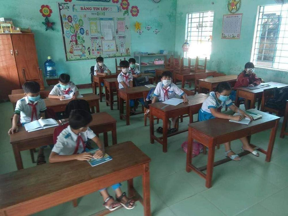 Phòng thi được bố trí dưới 30 học sinh và có khoảng cách an toàn, các trường hợp học sinh là F1, F2 sẽ được bố trí phòng thi riêng. (Ảnh: Tam Tiến Quê Mình)