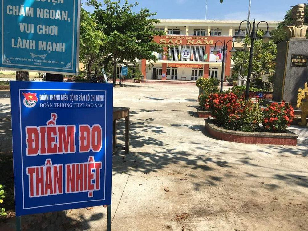 Các trường bố trí điểm đo thân nhiệt cho học sinh.