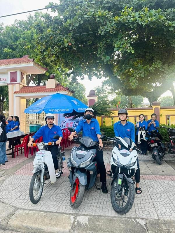 Đội hình “xe ôm miễn phí” túc trực trước cổng trường, sẵn sàng lên đường khi có thí sinh ngủ quên chưa đến điểm thi hoặc có sự cố khi di chuyển. Ảnh: Fanpage Tỉnh đoàn Quảng Trị