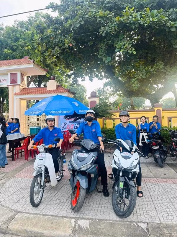 Đội hình “xe ôm miễn phí” túc trực trước cổng trường, sẵn sàng lên đường khi có thí sinh ngủ quên chưa đến điểm thi hoặc có sự cố khi di chuyển. Ảnh: Fanpage Tỉnh đoàn Quảng Trị