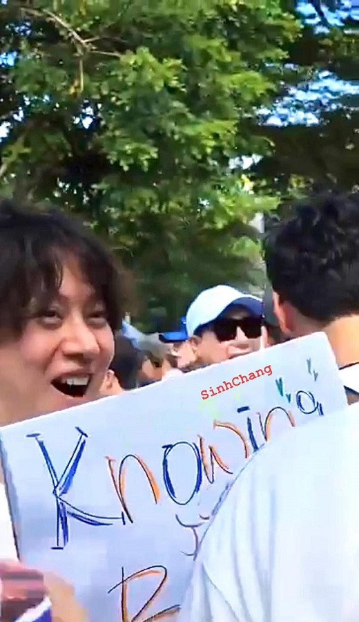 Khuôn mặt đầy nhiệt huyết vì sắp được gặp "idol" của Heechul. Khuôn mặt đầy nhiệt huyết vì sắp được gặp "idol" của Heechul.