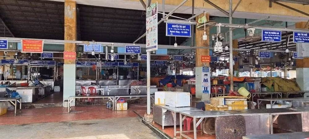 Chợ Phước Mỹ bị phong tỏa. (Ảnh: Hùng Diệp Dân)