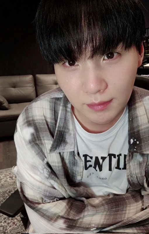 DIện mạo gần đây của SUGA được ARMY nhận xét là rất dễ thương và trông anh trẻ hơn tuổi rất nhiều.