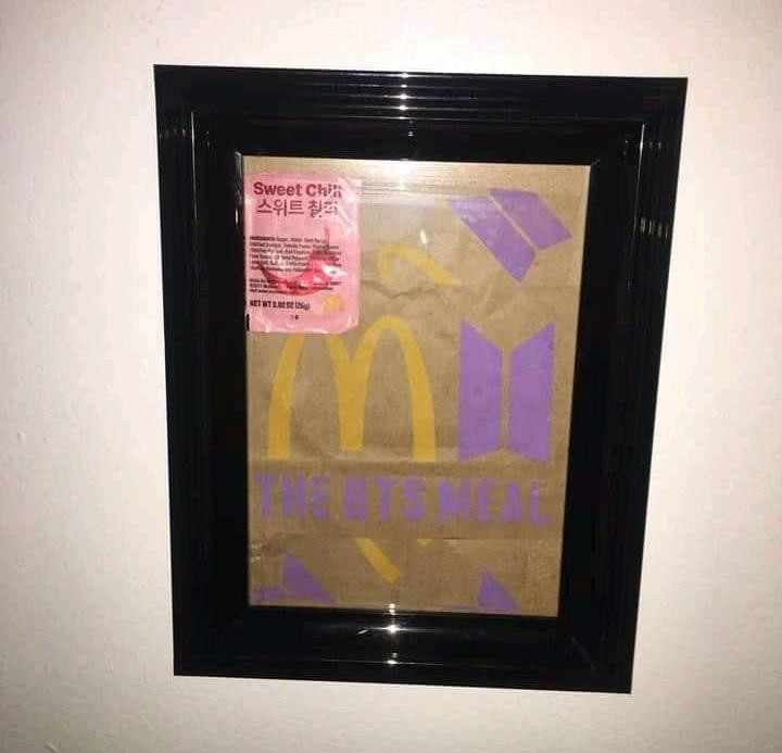 ARMY này thì lồng khung ảnh treo tường luôn. (Ảnh: Hoài Uyên) ARMY này thì lồng khung ảnh treo tường luôn. (Ảnh: Hoài Uyên)