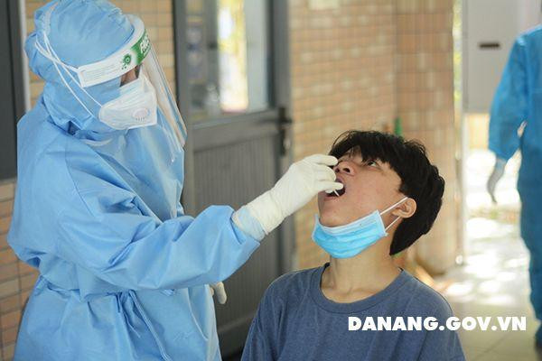Đây không phải lần đầu tiên Đà Nẵng tổ chức xét nghiệm SARS-CoV-2 cho học sinh và giáo viên. Trong ảnh là thí sinh được cán bộ y tế lấy dịch hầu họng để xét nghiệm SARS-CoV-2 trước Kỳ thi tốt nghiệp Trung học phổ thông đợt 2 năm 2020.