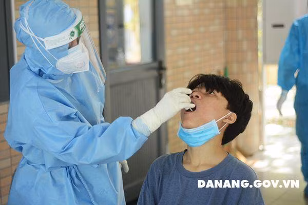 Đây không phải lần đầu tiên Đà Nẵng tổ chức xét nghiệm SARS-CoV-2 cho học sinh và giáo viên. Trong ảnh là thí sinh được cán bộ y tế lấy dịch hầu họng để xét nghiệm SARS-CoV-2 trước Kỳ thi tốt nghiệp Trung học phổ thông đợt 2 năm 2020.