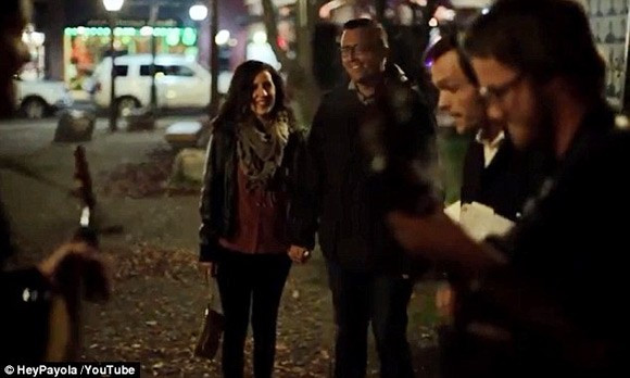 Cặp đôi đi vào công viên và bắt gặp một bạn nhạc đang say sưa chơi bản tình ca lãng mạn. . Cặp đôi đi vào công viên và bắt gặp một bạn nhạc đang say sưa chơi bản tình ca lãng mạn.