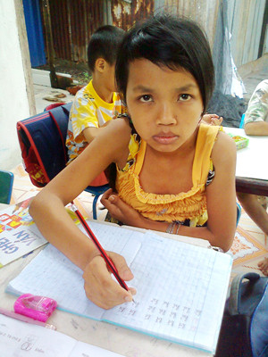 Bé Thi 10 tuổi đang học lớp vỡ lòng. Bé Thi 10 tuổi đang học lớp vỡ lòng