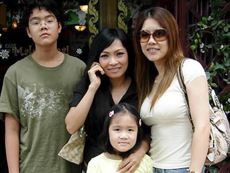 Ca sĩ Thu Phương với 2 con chụp chung với ca sĩ Phương Thanh. Ca sĩ Thu Phương với 2 con chụp chung với ca sĩ Phương Thanh.