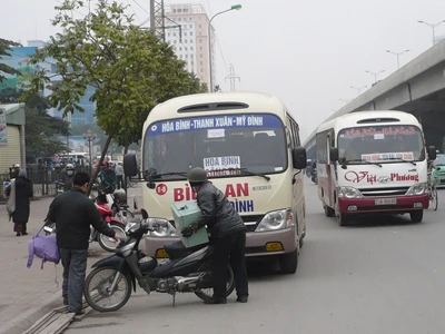 Xe khách xếp hàng bắt khách trên đường Phạm Hùng. Ảnh: Anh Trọng