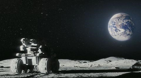 Dự án tham vọng của Nhật có thể dẫn tới việc sử dụng các thiết bị robot lắp đặt hệ thống pin Mặt trời lớn nhằm tạo điện năng trên Mặt trăng. Ảnh: Daily Mail.