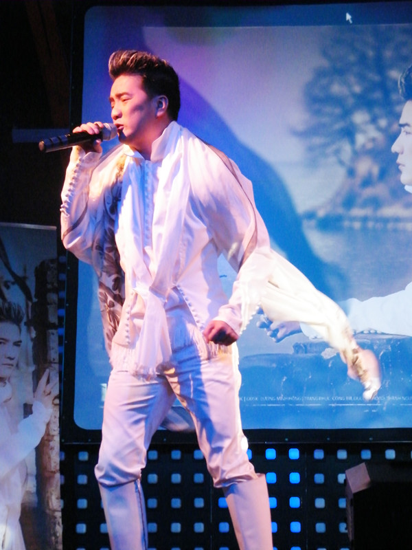 Đàm Vĩnh Hưng trong trang phục tự thiết kế cho album 'Khoảng cách' Ảnh: N.M.Hà. Đàm Vĩnh Hưng trong trang phục tự thiết kế cho album Khoảng cách. Ảnh: N.M.Hà