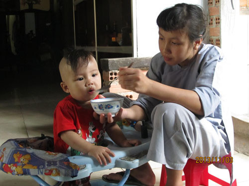 Tắm xong, Bo diện áo thun đỏ và ăn bột. Bin và Bo cũng ăn chay như các sư cô nhưng các bé được ăn bổ sung thêm sữa bột