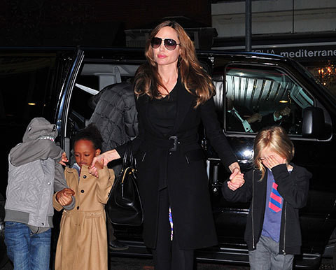 Angelina hạnh phúc khi được chăm sóc con cái. Angelina hạnh phúc khi được chăm sóc con cái