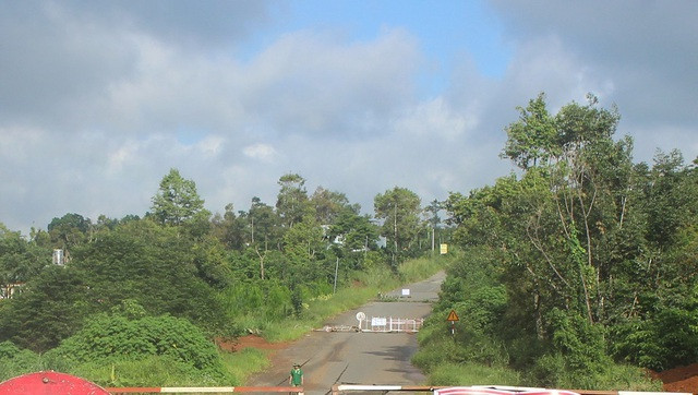 Một bên rào chắn khu vực đường tránh Quốc lộ 20 (Bảo Lộc) bị nứt toác đã bị đổ xuống. Một bên rào chắn khu vực đường tránh Quốc lộ 20 (Bảo Lộc) bị nứt toác đã bị đổ xuống.