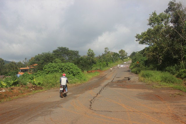 Do không có người của lực lượng nào ngăn chặn nên cả người đi xe máy và đi bộ đều vô tư ra vào vùng cảnh báo nguy hiểm, cấm vào. Do không có người của lực lượng nào ngăn chặn nên cả người đi xe máy và đi bộ đều vô tư ra vào vùng cảnh báo nguy hiểm, cấm vào.