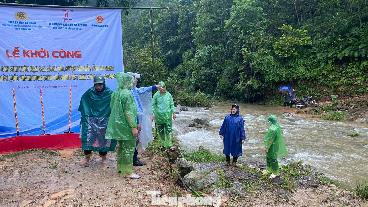 Từ lâu, thôn Nậm Sái được biết đến là một trong những thôn khó khăn nhất của xã Nà Chì (huyện Xín Mần, tỉnh Hà Giang), giao thông khó khăn do địa hình bị chia cắt bởi những dãy núi cao, dốc hiểm trở. Hàng năm vào mùa mưa lượng nước lớn đổ về làm cho việc di chuyển càng khó khăn, không an toàn, ảnh hưởng tới việc giao thương, sinh hoạt của bà con, nhất là việc đi học hàng ngày của các em học sinh trong thôn.