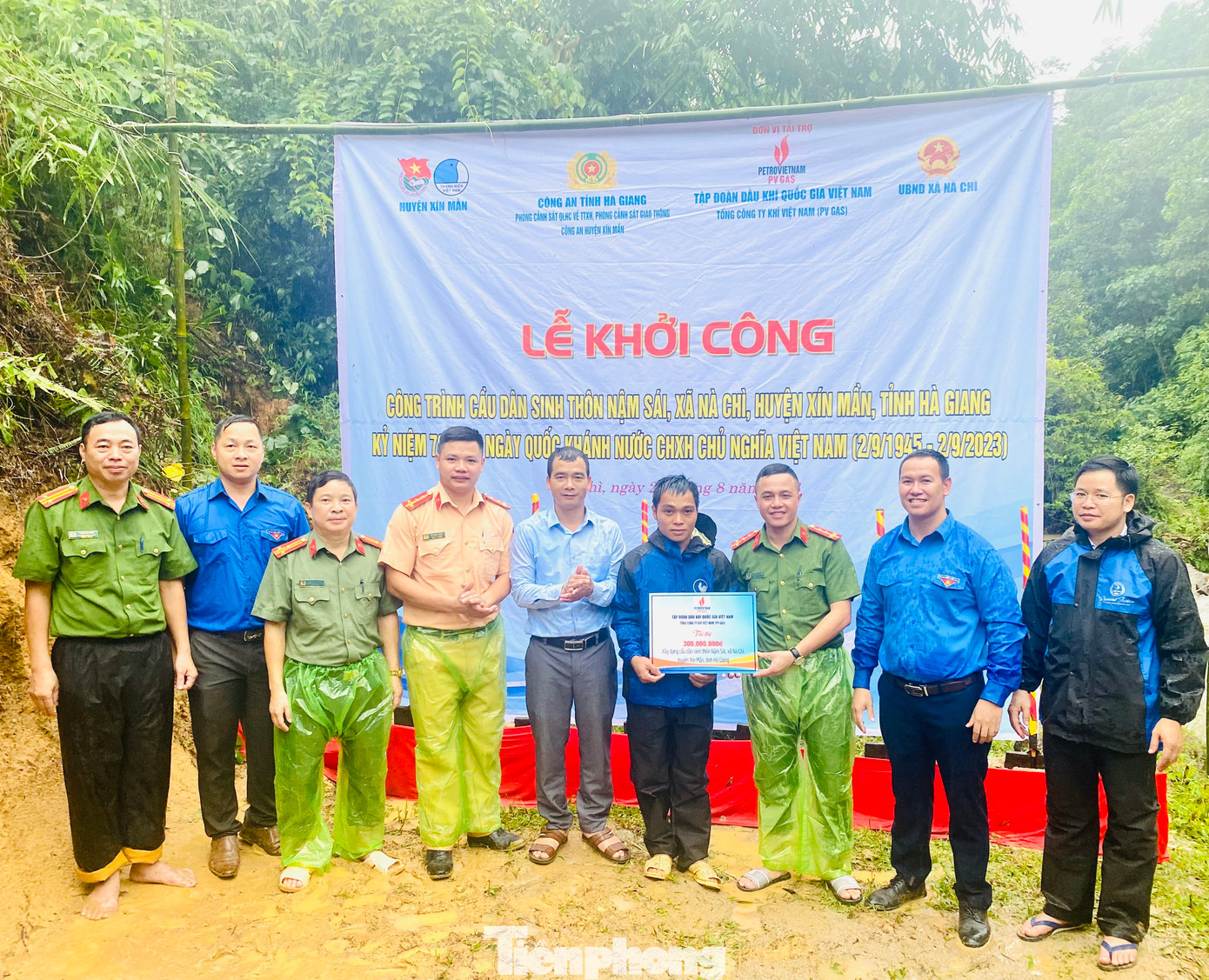 Cũng tại lễ khởi công cầu Nậm Sái, các cán bộ còn trao tặng những phần quà ý nghĩa để động viên tinh thần bà con khó khăn nơi đây.