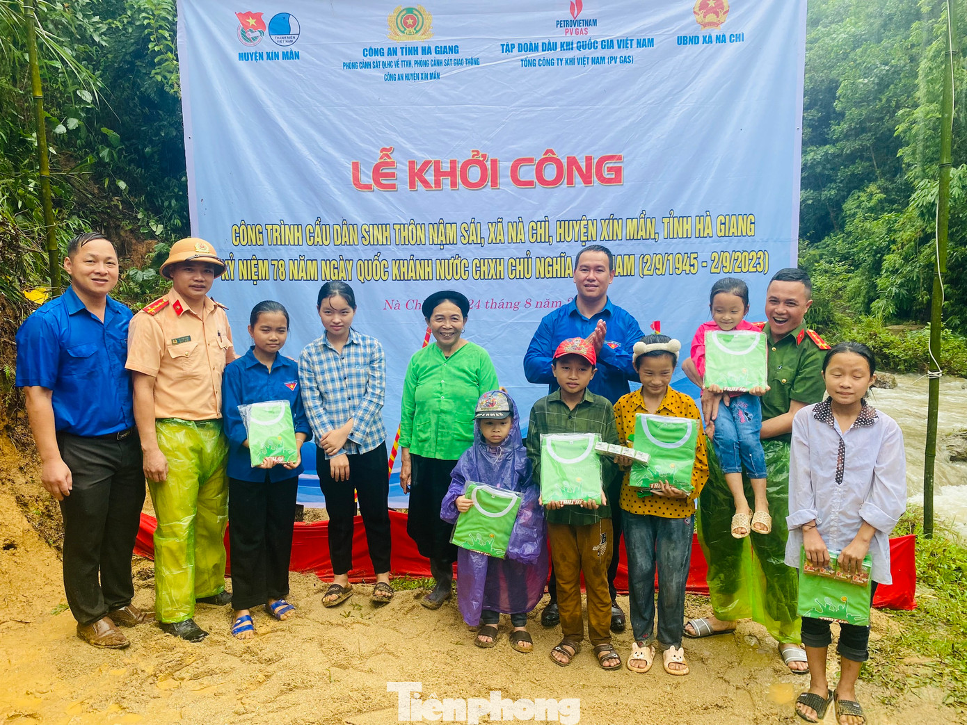 Tham gia lễ khởi công, bà con hai thôn Tân Sơn và Nậm Sái bày tỏ sự vui mừng và hy vọng khi cầu xây xong sẽ giúp con em đến trường an toàn và đỡ vất vả. Đồng thời, cũng giúp việc vận chuyển nông sản đến điểm thu mua của cả thôn dễ dàng hơn, từ đó giúp kinh tế phát triển để đời sống bà con ngày càng ấm no, hạnh phúc hơn…