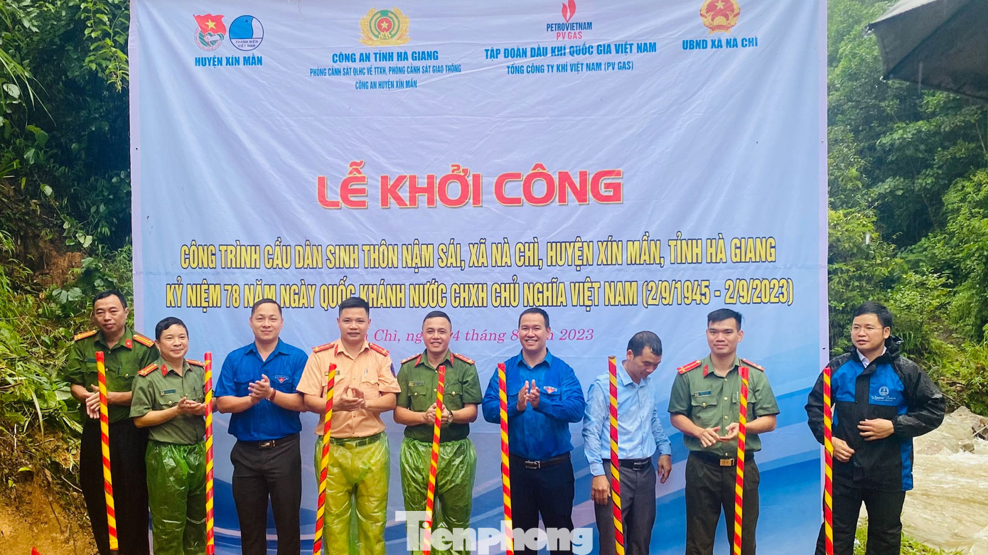 Thấu hiểu những khó khăn, vất vả của bà con và các em học sinh nơi đây, Đảng ủy, UBND xã Nà Chì đã kết hợp với Huyện đoàn, Công an huyện Xín Mần và Tổng công ty khí Việt Nam thuộc Tập đoàn dầu khí Việt Nam (PV GAS) tổ chức lễ khởi công xây dựng cầu dân sinh liên thôn Nậm Sái.