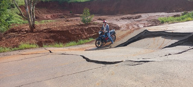 Tuy nhiên, người dân vẫn vô tư chạy xe máy qua cả những đoạn sụt lún nghiêm trọng. Tuy nhiên, người dân vẫn vô tư chạy xe máy qua cả những đoạn sụt lún nghiêm trọng.