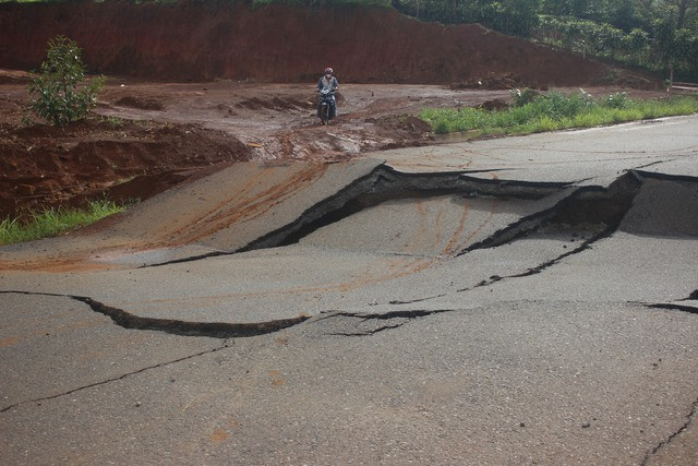 Để chạy qua đoạn đường sụt lún, người dân lách qua mép rào chắn, đi vào ô đất trống rồi rẽ xuống. Để chạy qua đoạn đường sụt lún, người dân lách qua mép rào chắn, đi vào ô đất trống rồi rẽ xuống.