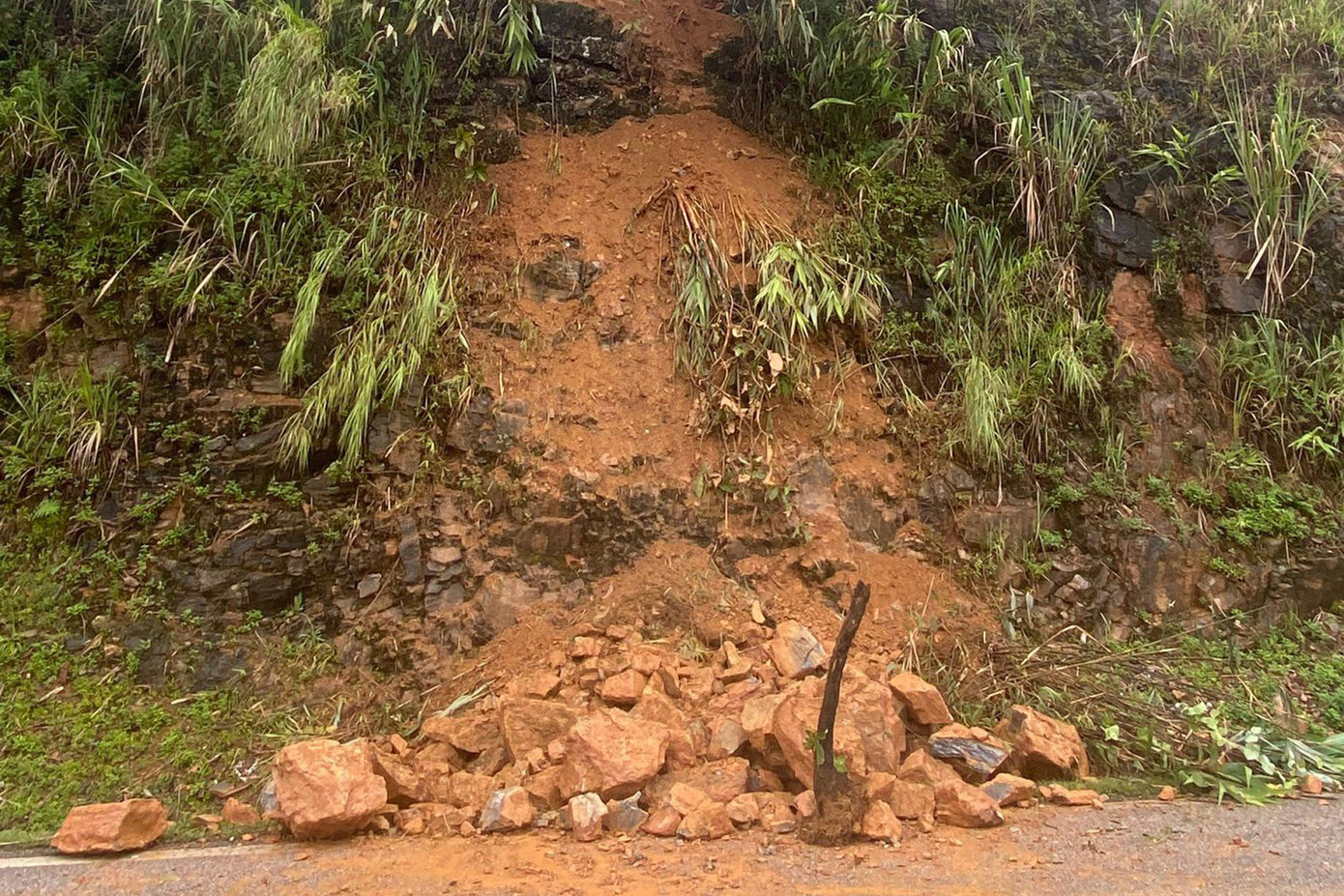 Điểm sạt lở trên Quốc lộ 6 (đoạn qua xã Đồng Tân, Mai Châu). Ảnh: CACC