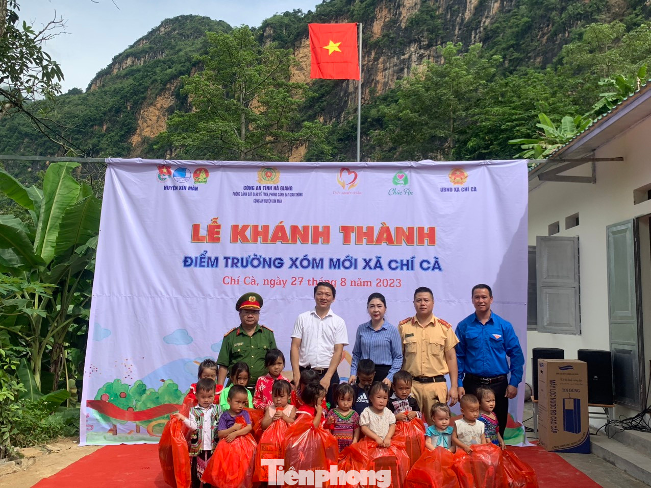 Bà Vũ Thị Hòa – UVBTV Huyện ủy, Phó Chủ tịch thường trực UBND huyện, Đại úy Hoàng Long - Bí thư Chi đoàn Phòng Cảnh sát Giao thông, Phòng QLHC về TTXH Công an tỉnh, anh Lộc Văn Huy – Huyện ủy viên, Bí thư Huyện đoàn, Chủ tịch Hội Đồng đội huyện Xín Mần và đại diện các đơn vị từ thiện cắt băng khánh thành điểm trường Xóm Mới.