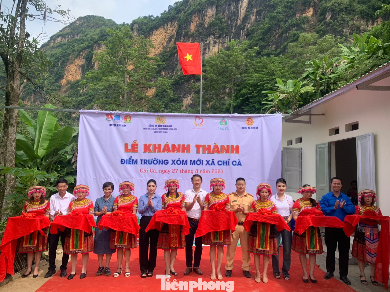 Bà Vũ Thị Hòa – UVBTV Huyện ủy, Phó Chủ tịch thường trực UBND huyện, Đại úy Hoàng Long - Bí thư Chi đoàn Phòng Cảnh sát Giao thông, Phòng QLHC về TTXH Công an tỉnh, anh Lộc Văn Huy – Huyện ủy viên, Bí thư Huyện đoàn, Chủ tịch Hội Đồng đội huyện Xín Mần và đại diện các đơn vị từ thiện cắt băng khánh thành điểm trường Xóm Mới.