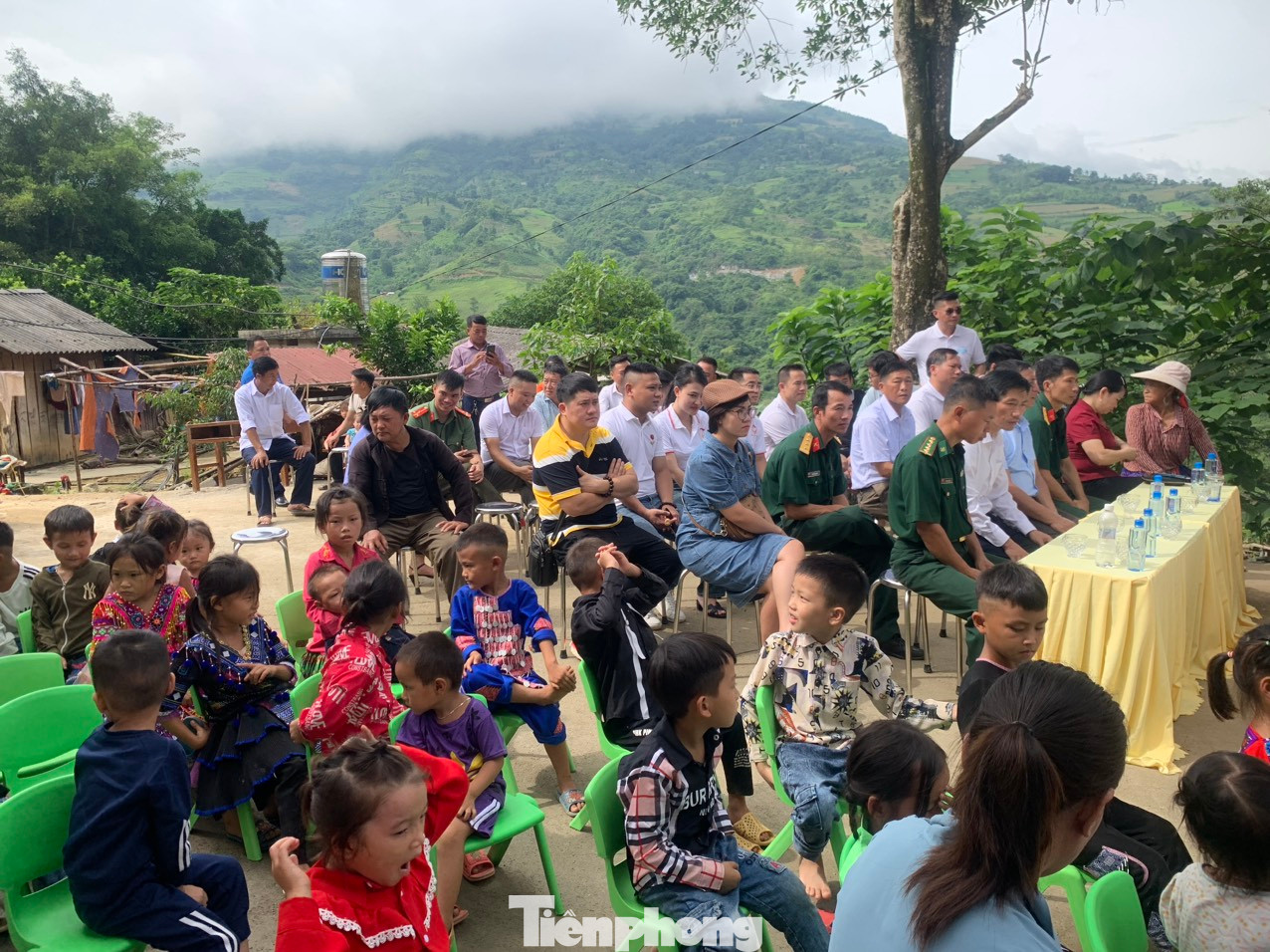 Lãnh đạo huyện Xín Mần trao thư cảm ơn cho các đoàn thiện nguyện và đơn vị đồng hành cùng chương trình.