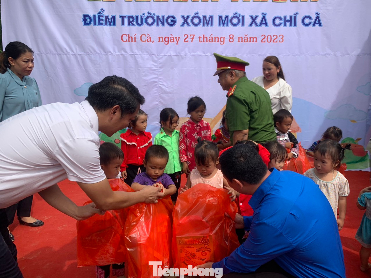 Lãnh đạo huyện Xín Mần trao thư cảm ơn cho các đoàn thiện nguyện và đơn vị đồng hành cùng chương trình.