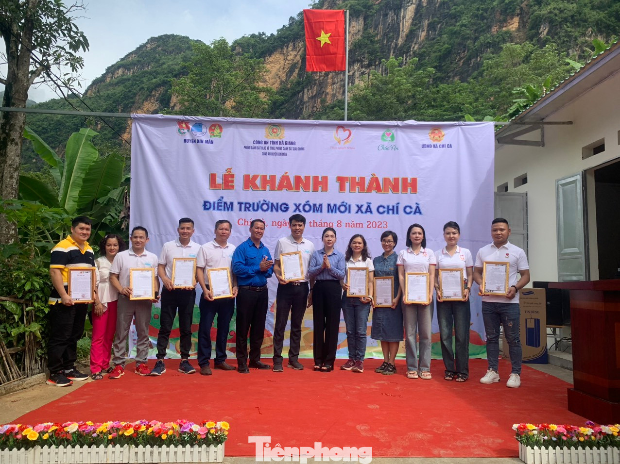 Lãnh đạo huyện Xín Mần trao thư cảm ơn cho các đoàn thiện nguyện và đơn vị đồng hành cùng chương trình.