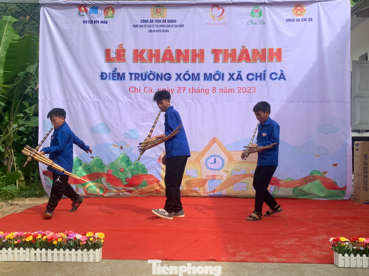 Lãnh đạo huyện Xín Mần trao thư cảm ơn cho các đoàn thiện nguyện và đơn vị đồng hành cùng chương trình.