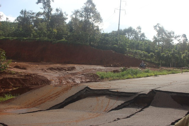 Chi chít vết bánh xe máy đi vào chỗ sụt lún nghiêm trọng ở đường tránh Quốc lộ 20 (Bảo Lộc). Chi chít vết bánh xe máy đi vào chỗ sụt lún nghiêm trọng ở đường tránh Quốc lộ 20 (Bảo Lộc).
