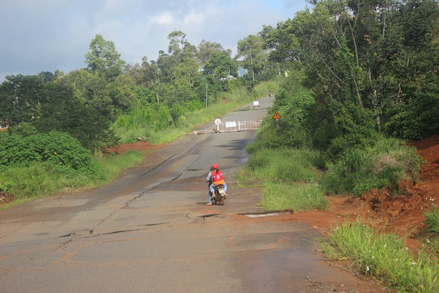 Nhiều người chở thêm đồ đạc và người phía sau nhưng vẫn đi qua đoạn đường cấm để về nhà vì nếu đi đường vòng sẽ xa hơn. Nhiều người chở thêm đồ đạc và người phía sau nhưng vẫn đi qua đoạn đường cấm để về nhà vì nếu đi đường vòng sẽ xa hơn.