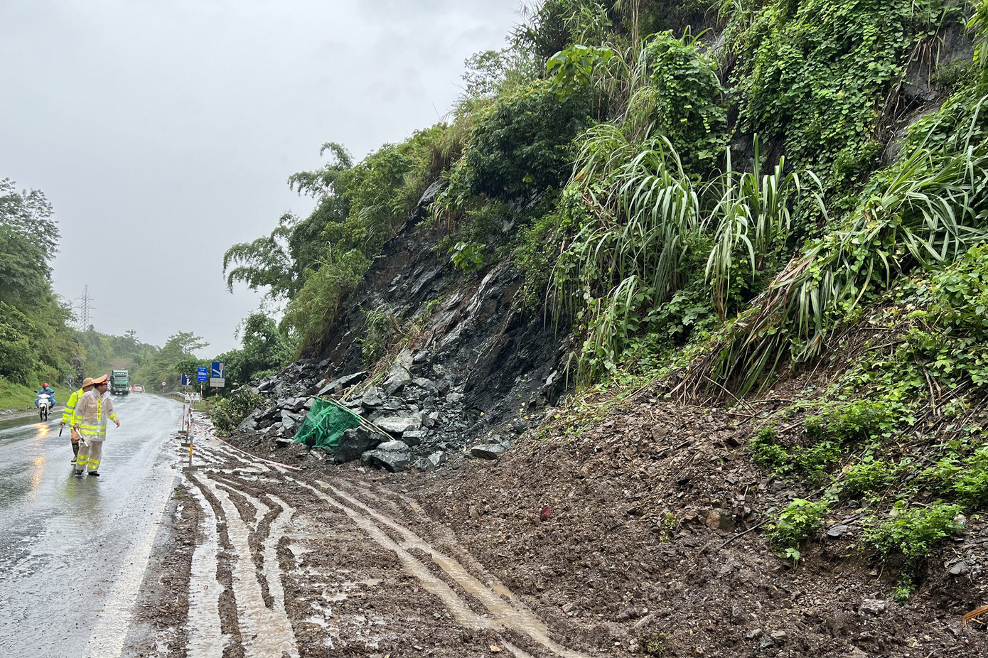 Lực lượng CSGT cảnh báo tại các điểm có nguy cơ sạt lở. Ảnh: CACC