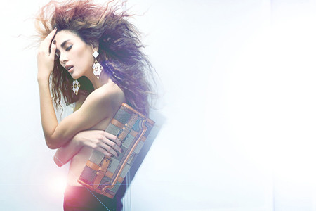 Năm qua, Hoàng Yến khiến công chúng bất ngờ trước hình dáng gầy gò và xác xơ vì giảm cân một cách quá đà. Tuy nhiên, sau thời gian chăm chỉ ăn uống, cô đã lấy lại vóc dáng đầy đặn như cũ