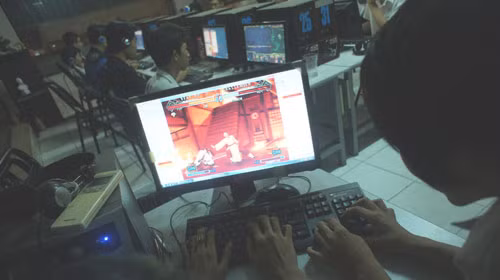 Nhiều bạn trẻ chơi game đối kháng Last Blade 2 tại một cửa hàng Internet trên đường Lý Thường Kiệt, Q.Tân Bình, TP.HCM tối 5-1. Ảnh: Thuận Thắng (Tuổi Trẻ)